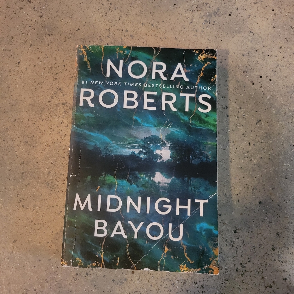 MIDNIGHT BAYOU BY NORA ROBERTS. Paperback Thriller Novel
